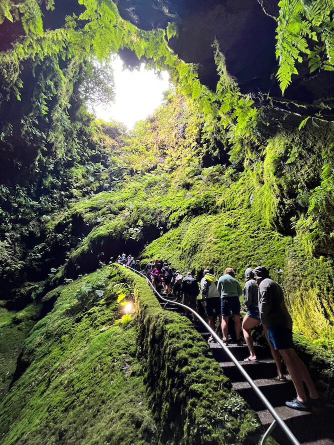 algar carvao tourists going up