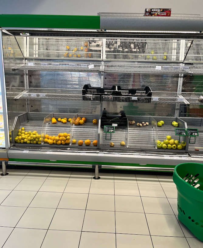 empty shelves supermarket flores