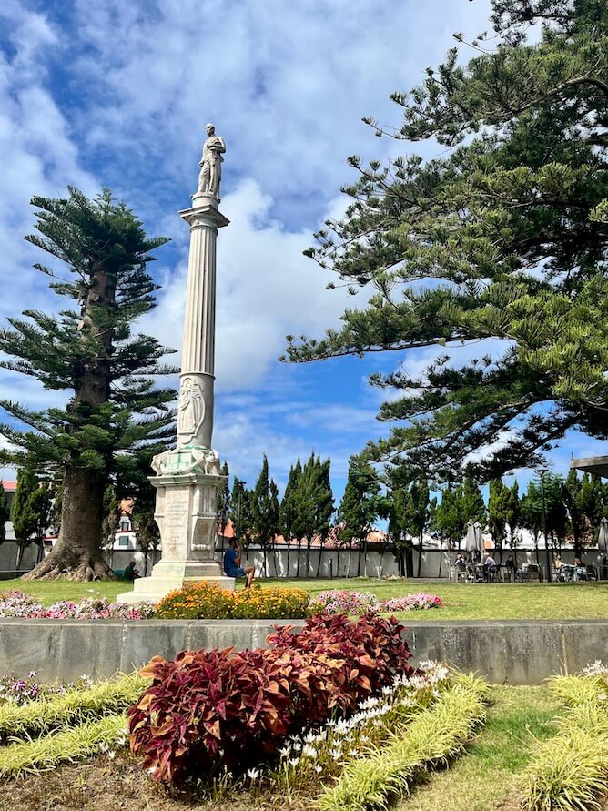 praia vitoria small garden