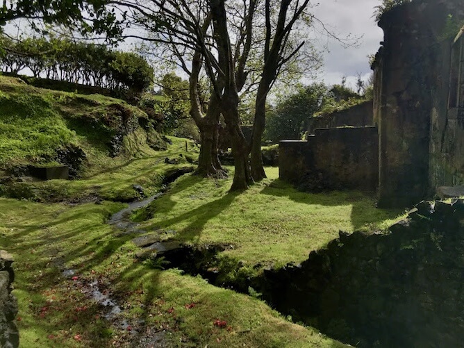 caldeira mosteiro abandonned village azores