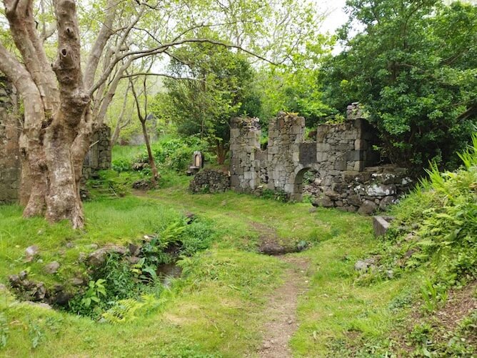 caldeira mosteiro village ruins