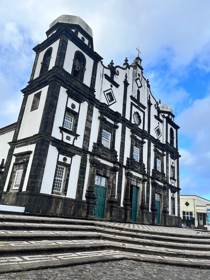 church santa cruz flores