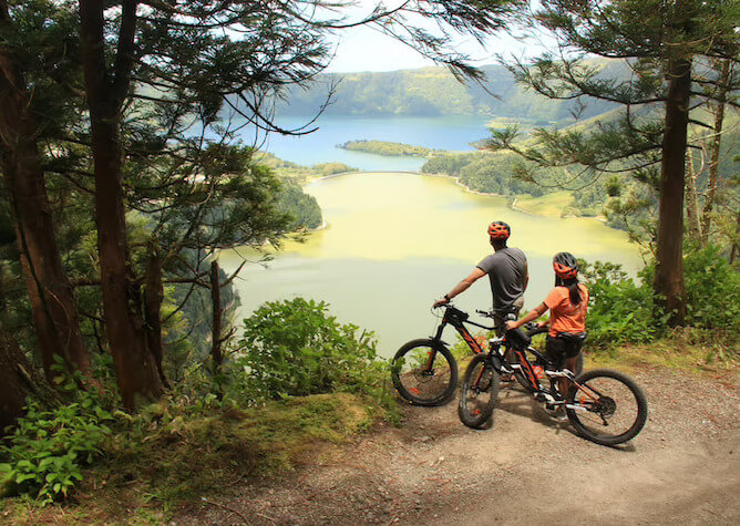 couple bikes lake sete cidades