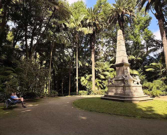 couple sitting bench parque terra nostra