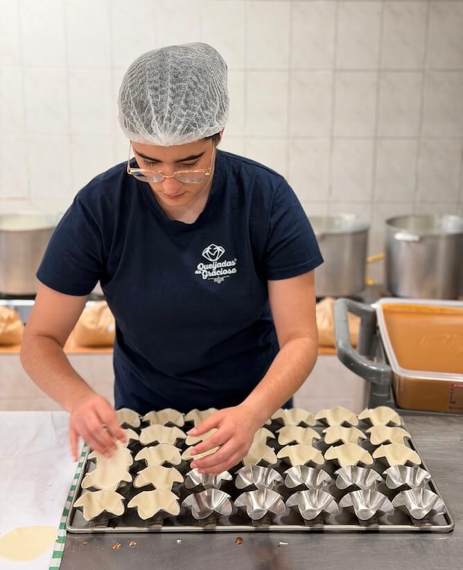 lady making queijadas graciosa