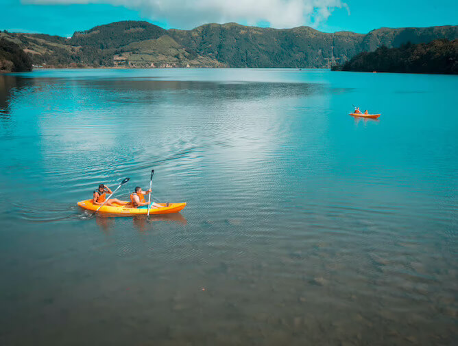 lake kayak couples
