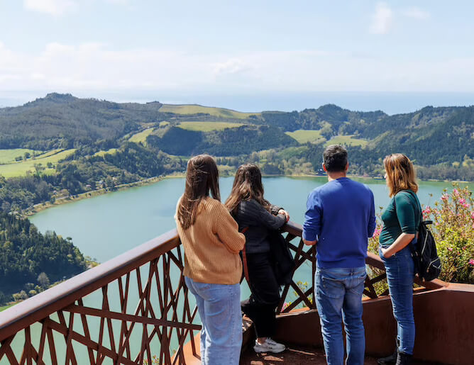 people at pico ferro lookout furnas