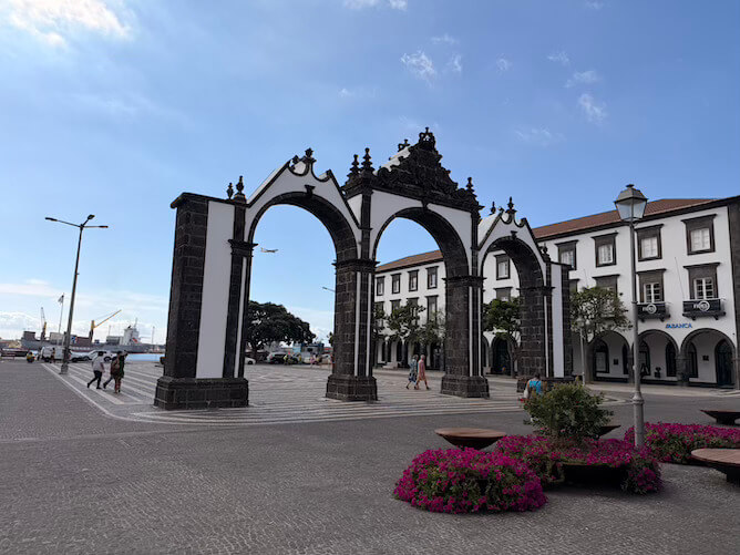 portas cidade ponta delgada monument