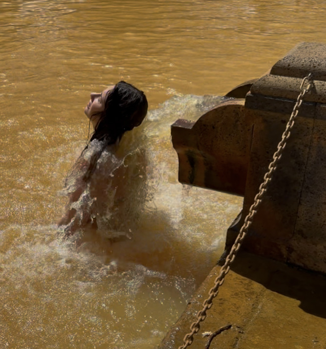 woman enjoying water jets parque terra nostra