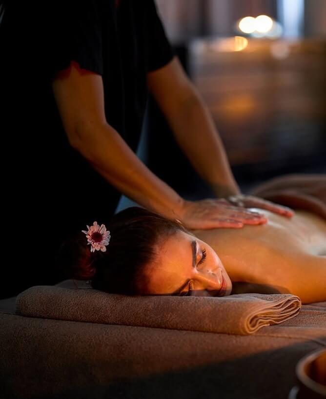 woman having massage octant furnas